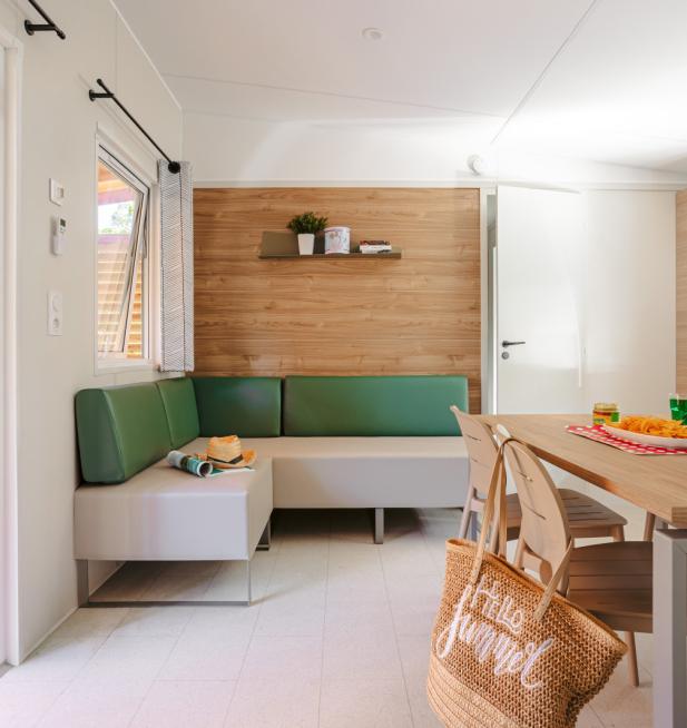 Pièce de vie du mobil-home Clim Suite Duo sur l'Ile de Ré