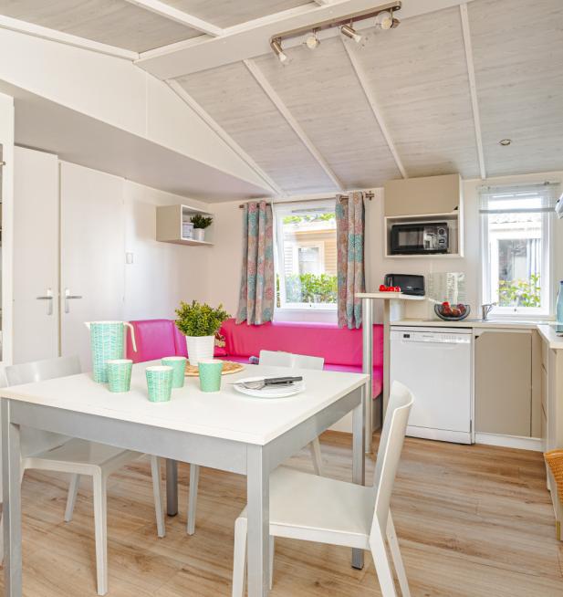Pièce de vie du mobil-home Famille Eco sur l'Ile de Ré