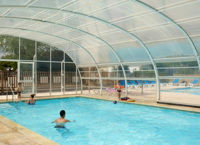 Profitez de la piscine couverte et chauffée de la Mignardière