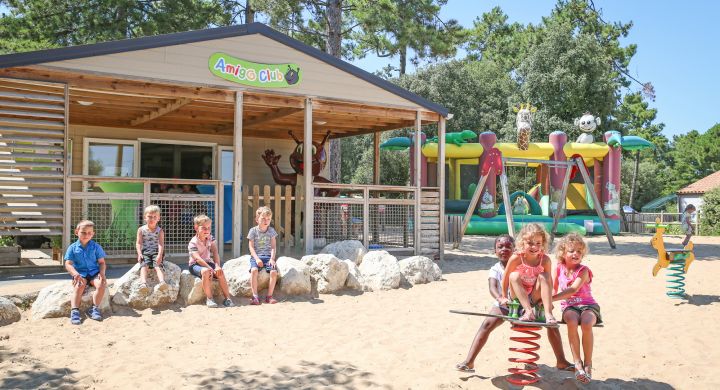 Aire de jeux pour enfants camping Signol