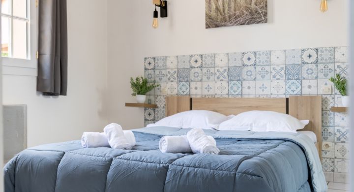 Chambre parents maison Camping Le Petit Rocher en Vendée