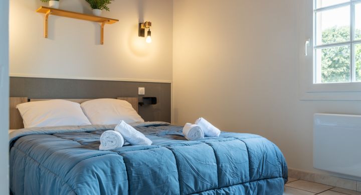 Chambre parents maison Camping Le Petit Rocher en Vendée 2