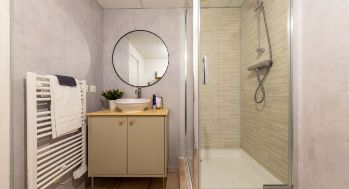 Salle d'eau appartement Camping Le Petit Rocher en Vendée