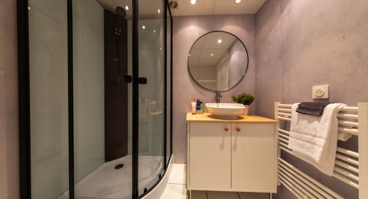 Salle d'eau appartement Camping Le Petit Rocher en Vendée
