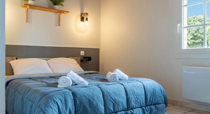Chambre parents maison Camping Le Petit Rocher en Vendée 2