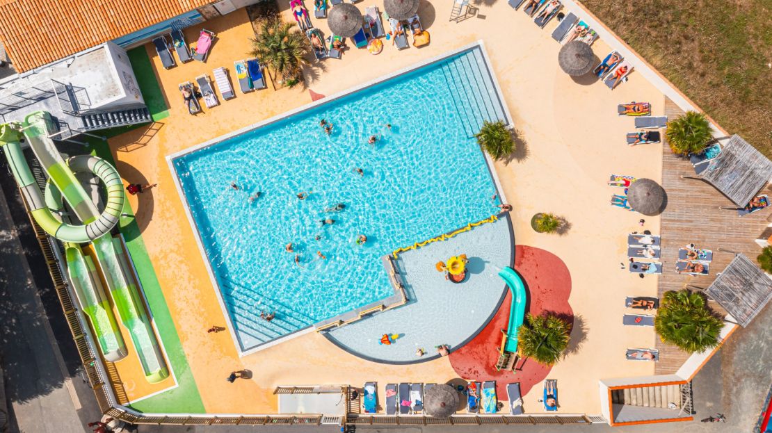 Vue aérienne piscine chauffée camping Les Peupliers