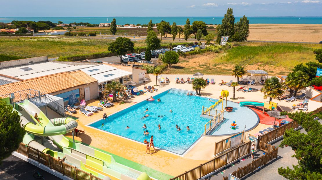 Piscine extérieure camping Les Peupliers