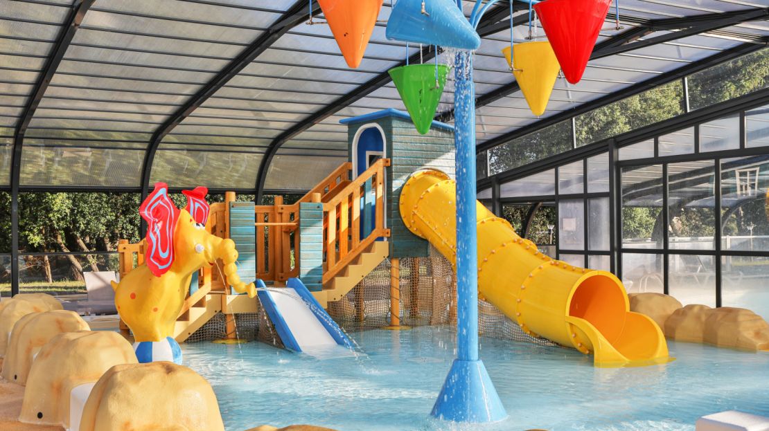 Aire de jeux aquatiques couverte et chauffée camping Le Petit Rocher