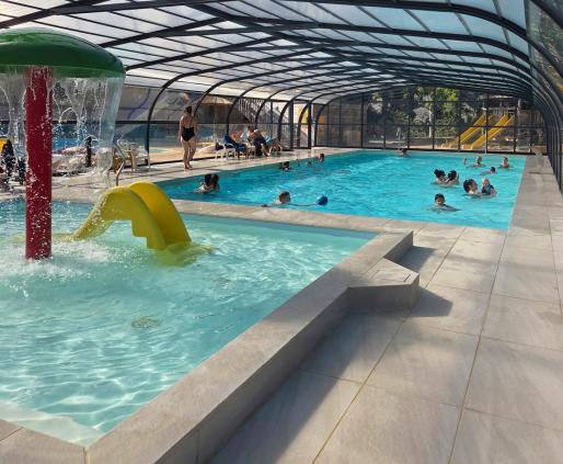 Piscine couverte chauffée camping Les Chalands Fleuris