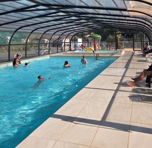 Profitez de la piscine couverte et chauffée du camping Les Chalands Fleuris