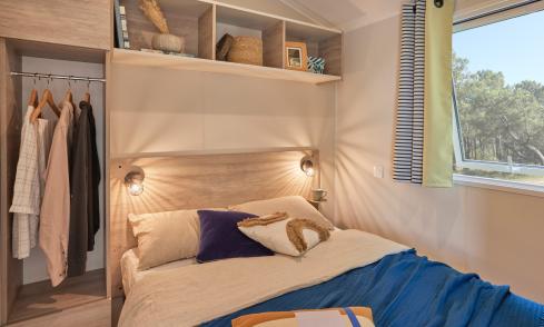 Chambre parents mobil-home Loggia camping Les Chalands Fleuris