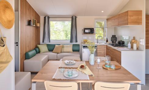 Pièce de vie mobil-home Génération Clim camping Le Petit Rocher